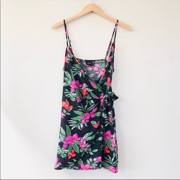 Urban Outfitters Delaney Floral Tropical Wrap Dress Size Medium - Picture 1 of 5